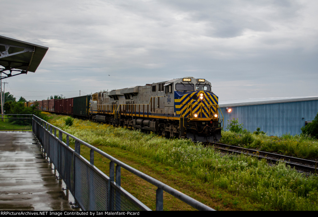 CN 3943 leads 402 in Rimouski